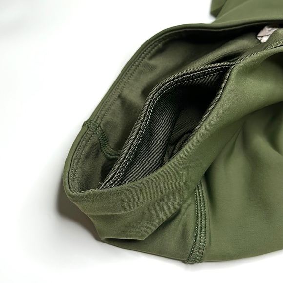 UNDER ARMOUR— Heat Gear Capri Leggings - Picture 8 of 9